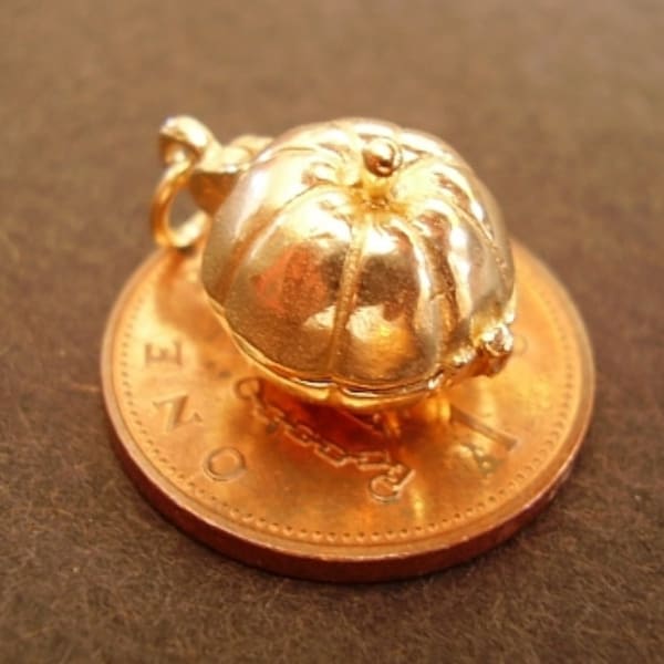 Fully Hallmarked 9carat 9K Gold Mouse In A Pumpkin Charm