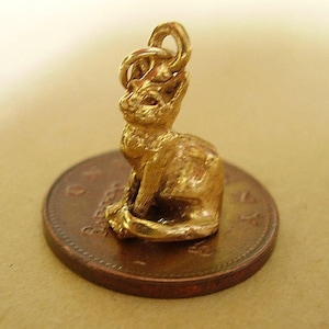 9ct Yellow Gold Sitting Cat Charm ( HJ )