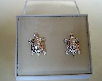 Pendientes de plata de ley con detalles de oro de 9 quilates y diseño de carey.