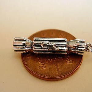 Puede incluir: Encanto de plata en forma de cracker de Navidad. El encanto est&aacute; detallado con una superficie texturizada y un peque&ntilde;o dise&ntilde;o en el lateral.
