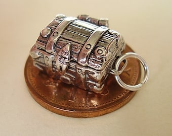 Charm de plata de ley con joya de tesoro que se abre en el cofre del tesoro