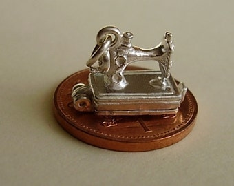 Puede incluir: Encanto de plata de una máquina de coser vintage, mostrado en un centavo para comparar el tamaño.