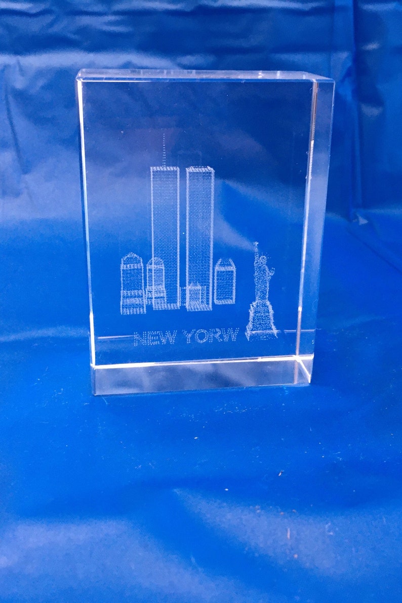 NEW YORW Twin Towers 3D Etched Carved Crystal Art Glass Paperweight 1994
