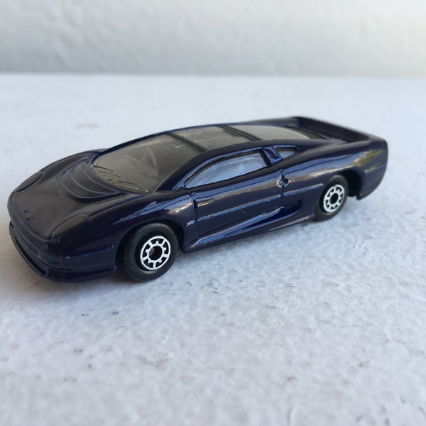 Maisto: 1990s Black Jaguar XJ220 Diecast Toy Car