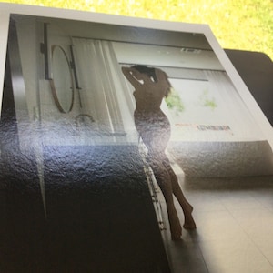 Fine Art Boudoir Portrait Druck | Intime Badezimmer Studie | Natürliches Licht Wall Art Bild 4