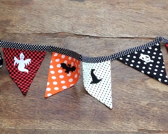 Halloween Bunting,pumpkin, felt bats, ghosts, spooky fabric, decoration Gothic Bunting with black polka dot tape.