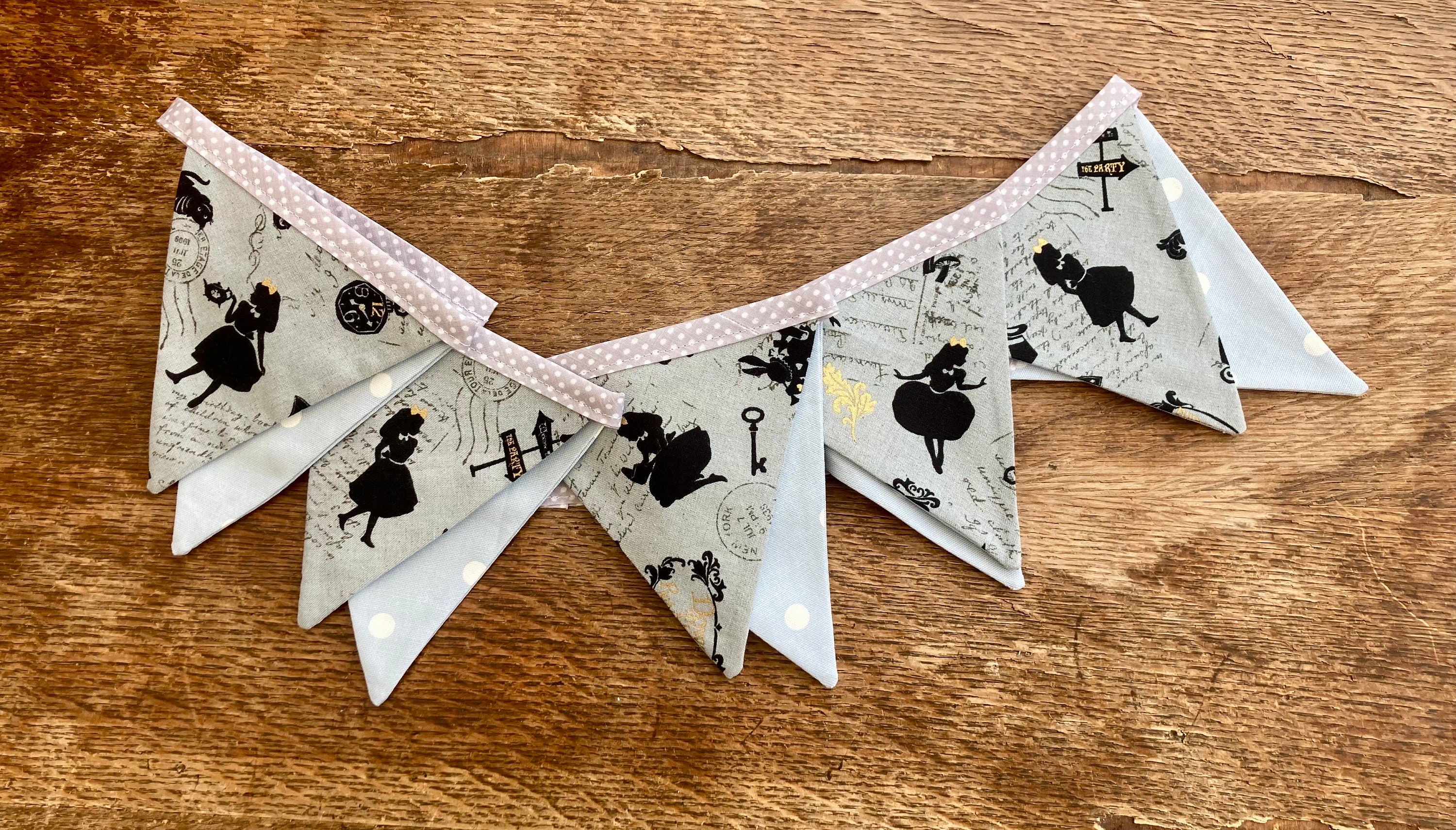 Alice Im Wunderland Wimpelkette | Vintage Style, 2 X Ca. 1,7 M, Polyester, Für Geburtstag & Weihnachten