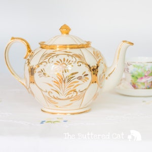 RESERVED Stunning vintage cream and gold Sadler teapot, for the collector