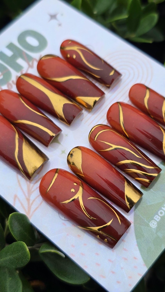 20 Fall Nail Ideas With Leaves, Plaid and Cozy Colors 11 Burnt Orange and Gold Swirls