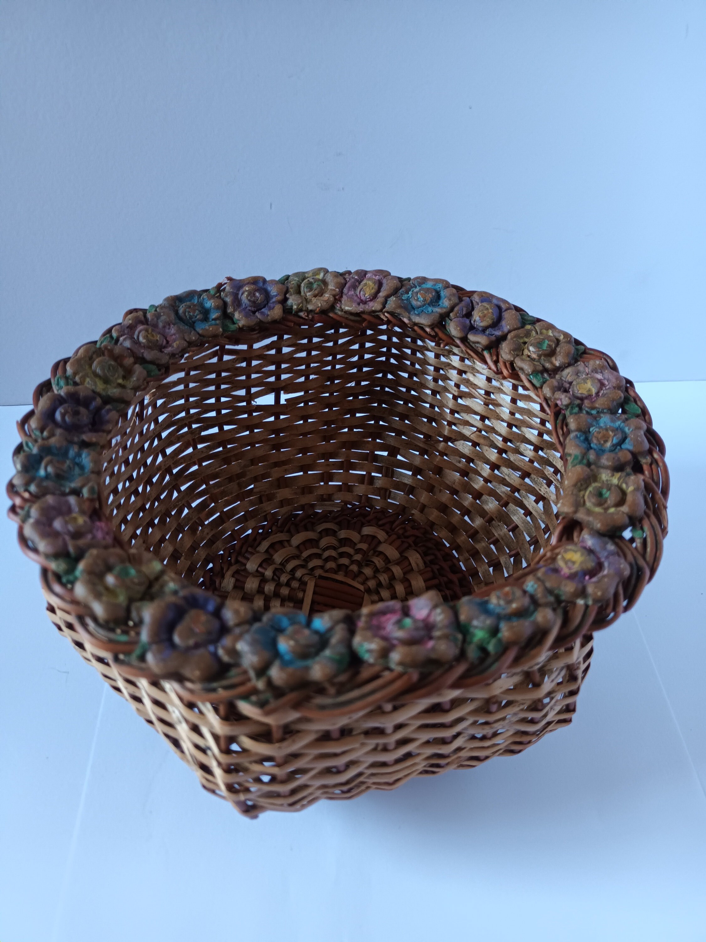 1930年代の籐編みバスケット（石膏の花飾り付き） - Etsy 日本