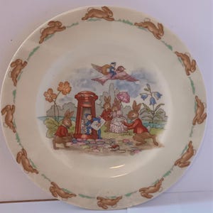 Prato de chá Royal Doulton Bunnykins Walter Hayward Mouse Bunnies 'Posting a Letter' Artigos para berçário, década de 1960, 61/2" 16,5 cm