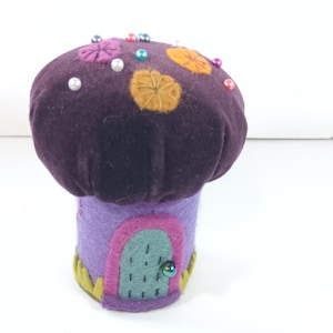 Pixie Toadstool: Poduszka na szpilki z ręcznie haftowanego filcu i aksamitu, 4" 10 cm