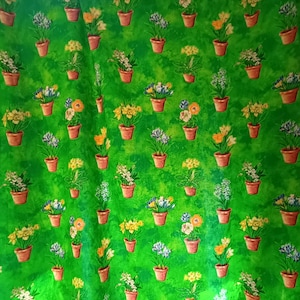 Puede incluir: Una tela verde con un patrón repetido de flores en macetas. Las flores están en pequeñas macetas de terracota y presentan una variedad de colores, incluyendo amarillo, azul y blanco. El fondo es de color verde brillante.