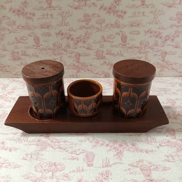 1970s Hornsea Heirloom Cruet Set Salt Pepper Mustard Wooden Lids Stand Brown John Clappison