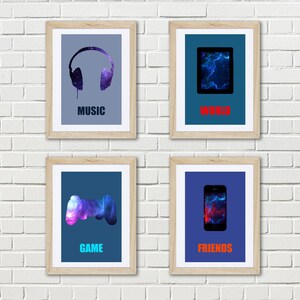 Op de afbeelding: Vier ingelijste prints met een galaxie-thema. Elke print heeft een ander pictogram: een koptelefoon, een smartphone, een videogamecontroller en een smartphone. De tekst onder elk pictogram luidt "MUSIC", "WORLD", "GAME" en "FRIENDS".