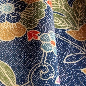 Seda japonesa vintage de trama simples | Tecido floral azul-marinho – detalhes em amarelo e vermelho para quilting, Sashiko
