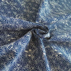 Vintage japanskt sidenkimonotyg – Indigofärgat tranprickigt blommönster för quiltning