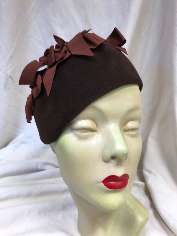 Late 50s brown bow skull cap hat