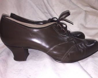 1940s Brown Leather Lace up heels size 8.5