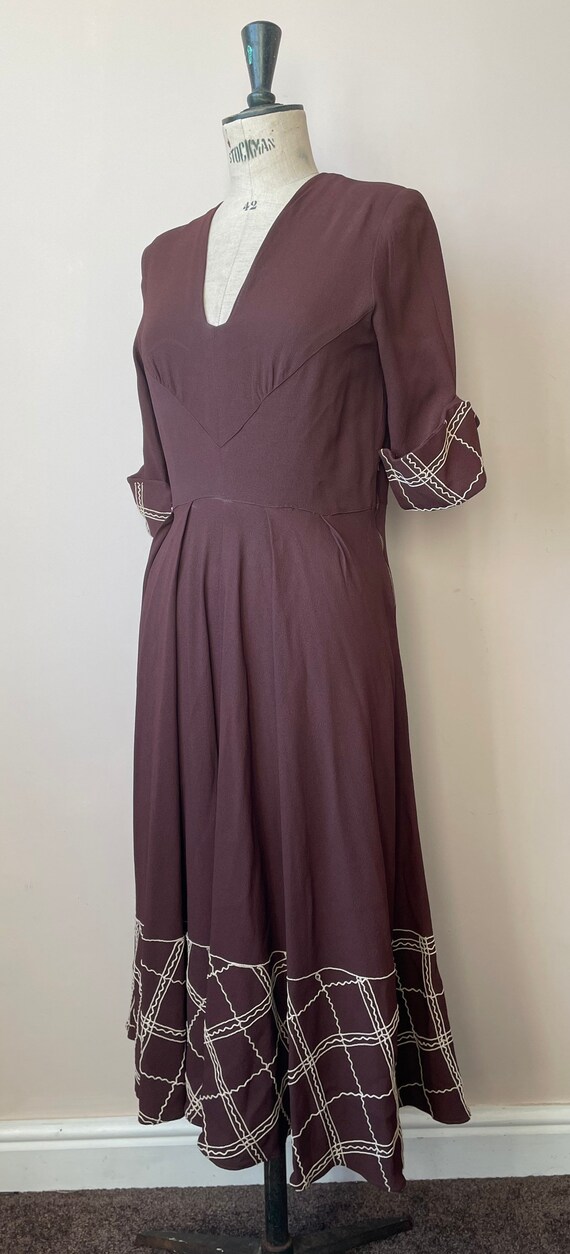 1930s Art Deco brown crepe dress with white decor… - image 1