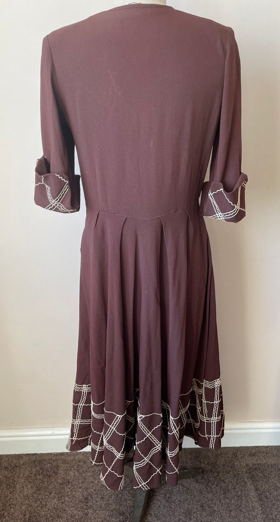 1930s Art Deco brown crepe dress with white decor… - image 4