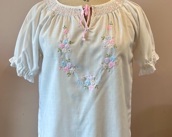 Witte vintage blouse in jaren 40-stijl met roze bloemenborduurwerk gyspy blouse rockabilly swing jive