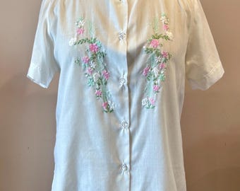 vintage witte blouse in jaren 40-stijl met roze borduurwerk jive swing dance ww2