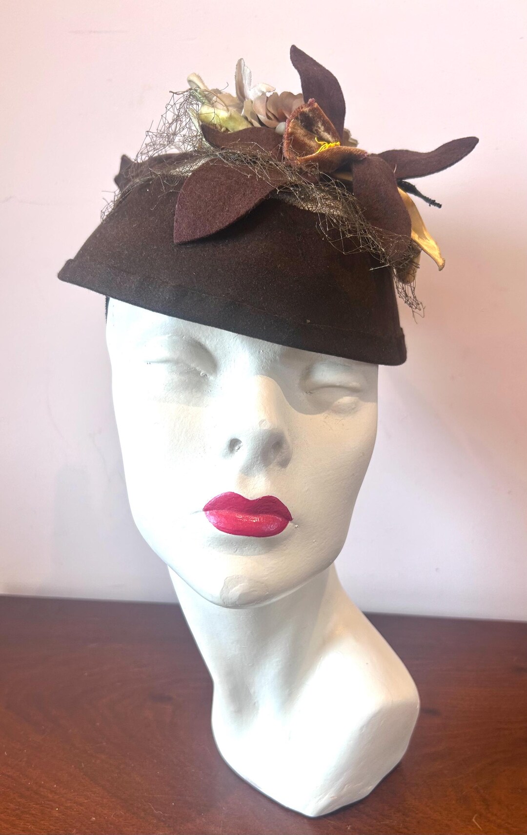 1940s Brown Felt Tilt Hat: Velvet Flower Decoration, Art  display picture 2