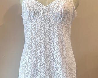 1970er Jahre Vintage rosa Softshell-Nylon mit weißer floraler Spitze Overlay Slip Größe 12