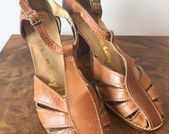 Vintage 1970s  Lotus heeled tan leather T bars size 4