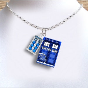 Collar con libro en miniatura de Doctor Who con dije de corazón diminuto