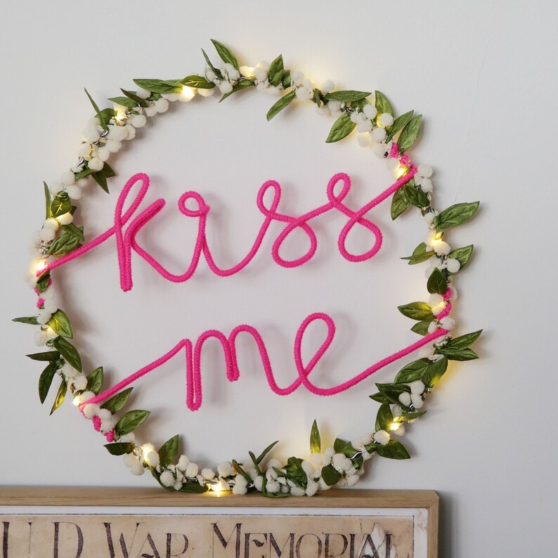 Mistletoe Christmas Wreath Fairy Light Christmas Decoration LED Kiss Me Sign image 2