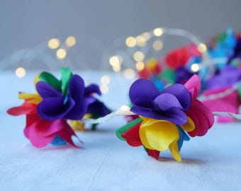 明るい虹色のフラワーフェアリーライト | ウェディングデコレーション | 花びらストリングライト