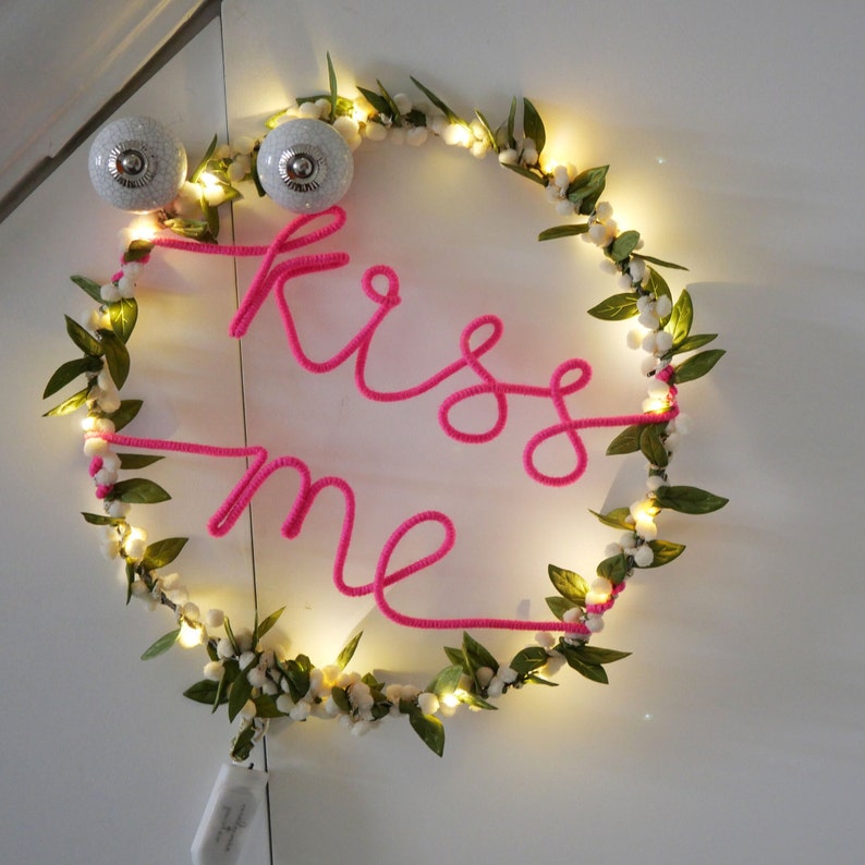 Mistletoe Christmas Wreath Fairy Light Christmas Decoration LED Kiss Me Sign image 3
