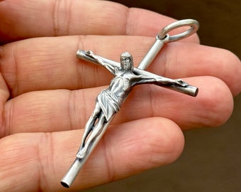 Colar com pingente de crucifixo religioso de Jesus Cristo em prata de lei 925, feito à mão.