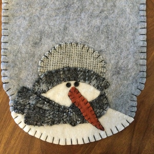 Mini chemin de table bonhomme de neige BRRR en gris.