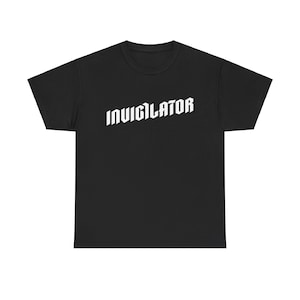 Op de afbeelding: Zwart T-shirt met het woord "INVIGILATOR" in wit op de voorkant.