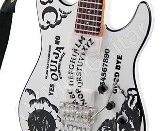 Chitarra in miniatura Kirk Hammett Metallica OUIJA Bianco