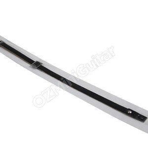 Puede incluir: Correa de guitarra de cuero negro con dos hebillas met&aacute;licas.