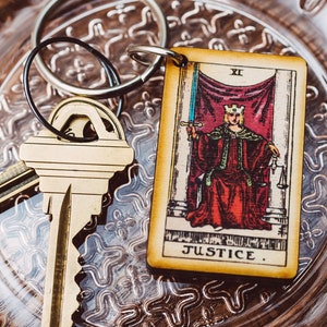 Justicia Tarot Tarjeta Llavero Justicia Regalo Meditación Regalo Justicia Tarot Tarjeta Regalo Madera Llavero Regalo Espiritual