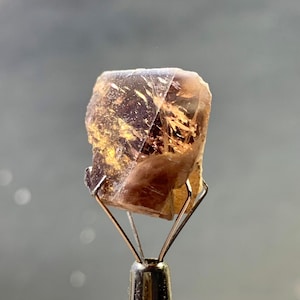 Rohstein Axinite für Schneidezwecke, rauer Kristall, rauer Stein.