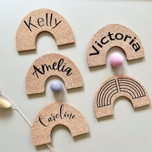 Personalisierte Namensschilder aus Kork: Hochzeit, Babyparty, Geburtstage - Doppelseitig gravierte Regenbogenform für einzigartige Feiern