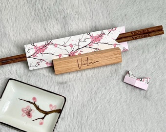Juego de palillos japoneses personalizados: envoltorio de origami de flor de cerezo, soporte de madera y plato para salsa de soja Sakura.