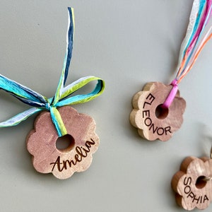 Etiquetas de Nombre de Madera de Cedro Flores con Aroma para Boda, Despedida de Soltera, Baby shower, Cumpleaños de Adolescentes, Celebraciones Familiares, Reuniones Oficiales