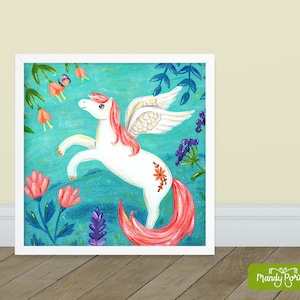 Peut inclure: Une licorne blanche avec des ailes roses et une queue rose vole dans un ciel bleu turquoise avec des fleurs roses et violettes. La licorne a une crini&egrave;re rose et une fleur sur le c&ocirc;t&eacute;.