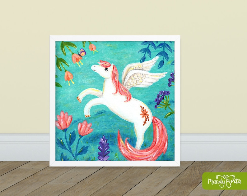 Peut inclure: Une licorne blanche avec des ailes roses et une queue rose vole dans un ciel bleu turquoise avec des fleurs roses et violettes. La licorne a une crini&egrave;re rose et une fleur sur le c&ocirc;t&eacute;.