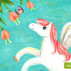Peut inclure: Une licorne blanche ail&eacute;e avec des cheveux roses et un papillon bleu volant &agrave; proximit&eacute;. La licorne est sur un fond turquoise avec des fleurs roses.