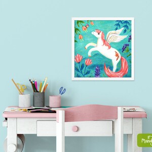 Peut inclure: Un cheval blanc ail&eacute; avec une crini&egrave;re et une queue roses, debout sur ses pattes arri&egrave;re dans un champ de fleurs bleu turquoise. Le cheval est entour&eacute; de fleurs roses, violettes et vertes. L'image est encadr&eacute;e en blanc.