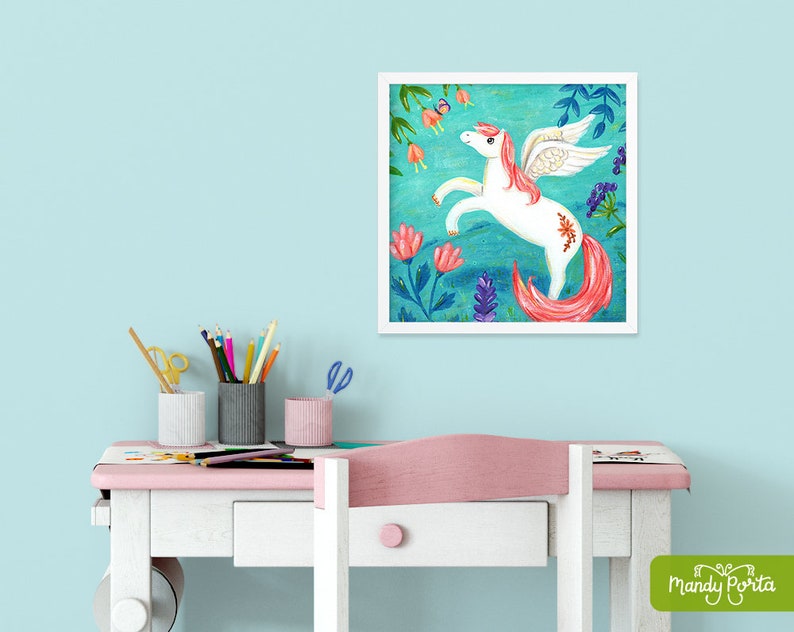 Peut inclure: Un cheval blanc ail&eacute; avec une crini&egrave;re et une queue roses, debout sur ses pattes arri&egrave;re dans un champ de fleurs bleu turquoise. Le cheval est entour&eacute; de fleurs roses, violettes et vertes. L'image est encadr&eacute;e en blanc.