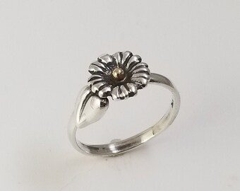 Flower ring with gold center